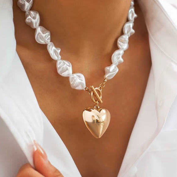 Elegant Gold Irregular Pearl Necklace with Heart Pendant, Luxury Women’s Jewelry - Picture 2 of 4
